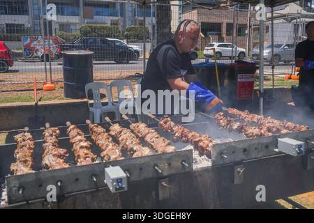 Adelaide Australien 17 Januar 2026 . Freiwillige bereiten ein Barbecue beim griechischen Kulturfestival im Semaphore Adelaide mit Unterhaltung, Live-Musik und traditionellem Essen zu Credit Headpix/Alamy Live News Stockfoto