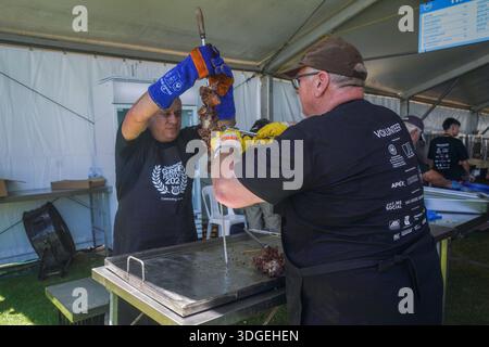 Adelaide Australien 17 Januar 2026 . Freiwillige bereiten ein Barbecue beim griechischen Kulturfestival im Semaphore Adelaide mit Unterhaltung, Live-Musik und traditionellem Essen zu Credit Headpix/Alamy Live News Stockfoto