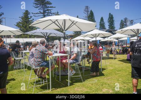 Adelaide Australien 17 Januar 2026 . Die Menschen genießen das griechische Kulturfestival bei Sonnenschein im Semaphore Adelaide mit Unterhaltung, Live-Musik und traditionellem Essen Credit Headpix/Alamy Live News Stockfoto