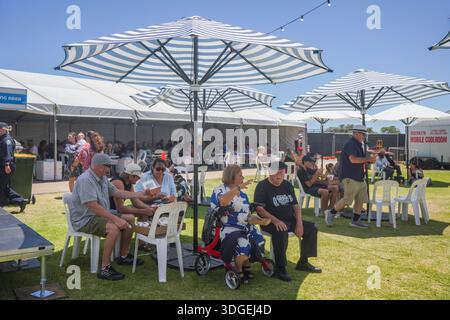 Adelaide Australien 17 Januar 2026 . Die Menschen genießen das griechische Kulturfestival bei Sonnenschein im Semaphore Adelaide mit Unterhaltung, Live-Musik und traditionellem Essen Credit Headpix/Alamy Live News Stockfoto