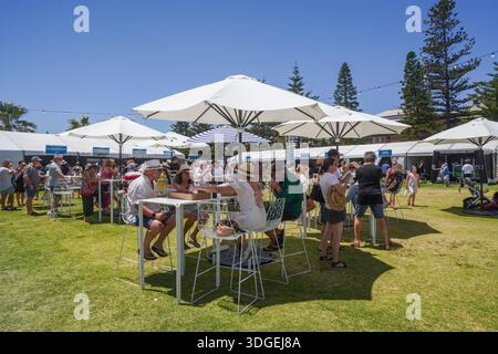 Adelaide Australien 17 Januar 2026 . Die Menschen genießen das griechische Kulturfestival bei Sonnenschein im Semaphore Adelaide mit Unterhaltung, Live-Musik und traditionellem Essen Credit Headpix/Alamy Live News Stockfoto