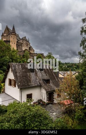 Historisches Schloss Vianden Über Den Dächern Des Dorfes Unter Dem Sturmhimmel - Vianden, Luxemburg Stockfoto