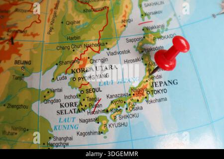 Japan Land, auf dem asiatischen Kontinent, mit einer roten Nadel auf der Erde Stockfoto