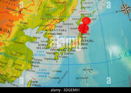 Japan Land, auf dem asiatischen Kontinent, mit einer roten Nadel auf der Erde Stockfoto