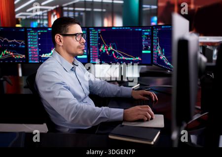 Professioneller Aktienhändler, Der Markttrends Auf Desktop-Computern Analysiert Stockfoto