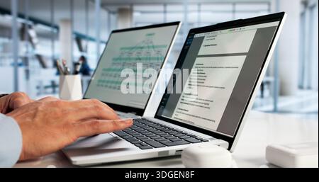 Mann Tauchte In Die Analyse Des Jahresberichts Für Börsennotierte Aktien Ein. Mögliche Berufe: Börsenmakler Stockfoto