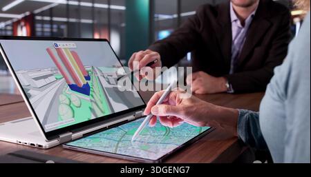 Multikulturelle Ingenieure verwenden GIS-Mapping für die Prüfung der Immobilienbewertung Stockfoto