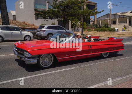 Adelaide, Australien 17. Januar 2026 Ein rotes Cadillac de Ville Cabriolet fährt an einem heißen Sommertag durch Adelaide Headpix/Alamy Live News Stockfoto