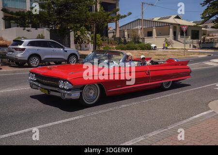 Adelaide, Australien 17. Januar 2026 Ein rotes Cadillac de Ville Cabriolet fährt an einem heißen Sommertag durch Adelaide Headpix/Alamy Live News Stockfoto