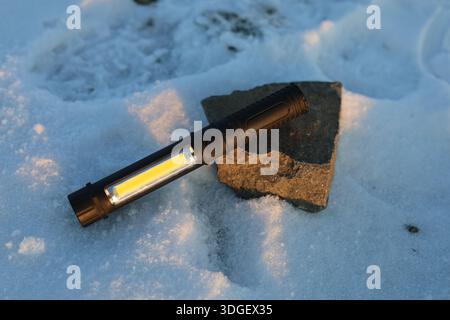Eine kleine schwarze Taschenlampe mit großer Power-LED Stockfoto