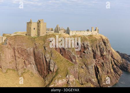 Die Ruinen von Dunnottar Castle thronten auf dramatischen Klippen in der Nähe von Stonehaven, Aberdeenshire, Schottland. Historische mittelalterliche Festung mit Blick auf die Nordsee. Stockfoto