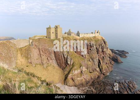 Die Ruinen von Dunnottar Castle thronten auf dramatischen Klippen in der Nähe von Stonehaven, Aberdeenshire, Schottland. Historische mittelalterliche Festung mit Blick auf die Nordsee. Stockfoto