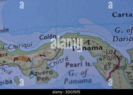 Makroansicht einer gedruckten Weltkarte mit Schwerpunkt auf der Republik Panama, die Panama-Stadt, den Kanal, Colon und den Golf von Panama zeigt. Stockfoto