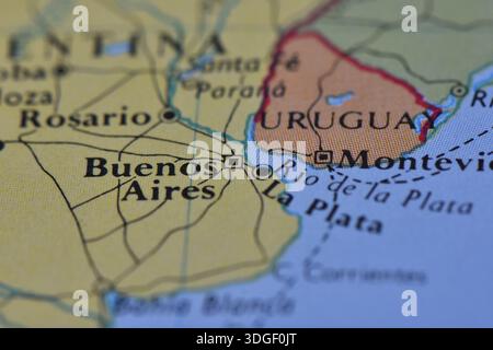 Nahaufnahme einer gedruckten Weltkarte mit Schwerpunkt Uruguay und Argentinien, die Montevideo, Buenos Aires und die Mündung des Río de la Plata zeigt. Stockfoto
