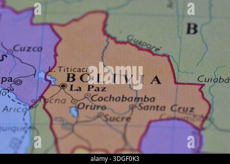 Nahaufnahme einer gedruckten Weltkarte mit Schwerpunkt auf Bolivien, Südamerika, mit großen Städten wie La Paz, Sucre, Santa Cruz und Nachbarländern. Stockfoto