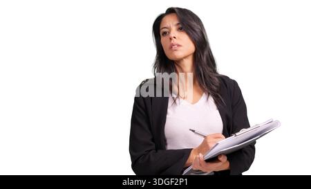 Geschäftsfrau, die in die Zwischenablage schreibt und Dateien überprüft Stockfoto
