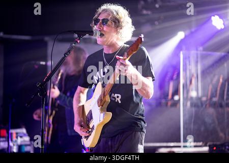 Torquay, Großbritannien. 16. Januar 2026 Cast unter der Leitung von John Power (Gesang, Gitarre) trat am ersten Abend der zweiten Etappe ihrer „30 Years of All Change“ UK-Tour in der Torquay Arena, Torquay, Devon, UK auf. Die Band wurde 1992 gegründet und hat acht Studioalben veröffentlicht, darunter ihr neuestes Album Yeah Yeah Yeah, das im Laufe des Monats erscheinen soll. Noel Gallagher von Oasis beschrieb das Live-Zuschauen der Band als „religiöse Erfahrung“ und lud Cast ein, einer der Begleitacts auf der letztjährigen Oasis-Tour durch Großbritannien und Irland zu sein. Neben John Power besteht die Band aus Liam's S Stockfoto