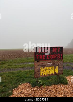 Schild mit der Aufschrift „Keep off the Cultures“ auf der Diddly Squat Farm, die in Clarkson’s Farm Staffel 4 an einem nebeligen englischen Landtag vorgestellt wurde. Stockfoto