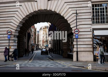 LONDON, GROSSBRITANNIEN. Februar 2025. Regent Street, der Bogenweg am Hotel Café Royal, West End of London. Stockfoto