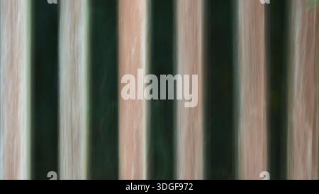 Abstraktes, verschwommenes Bild von vertikalen Holzlatten, die weiche Streifenmuster in gedämpften Grün- und Brauntönen erzeugen. Stockfoto