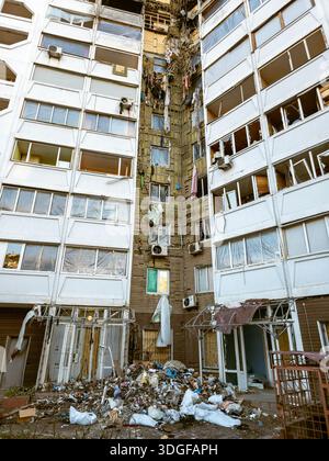 Kiew, Ukraine - 29. August 2025: Ein Wohngebäude im Bezirk Darnytskyi am linken Ufer der Hauptstadt, das einen Tag zuvor von einem Russi getroffen wurde Stockfoto