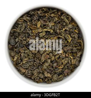 Grüner Ceylon Single Estate Tee (GPSP Grade - Gunpowder Special) aus Sabaragamuwa, Sri Lanka, lose gerollte getrocknete Blätter in einer weißen Schüssel, gesehen von A Stockfoto