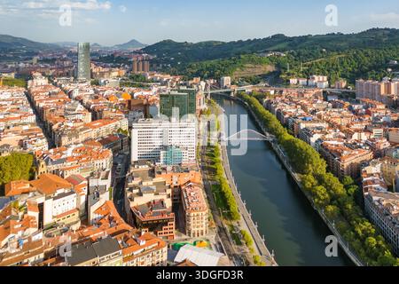 Aus der Vogelperspektive auf den Nervion und die Zubizuri-Brücke in Bilbao Stockfoto