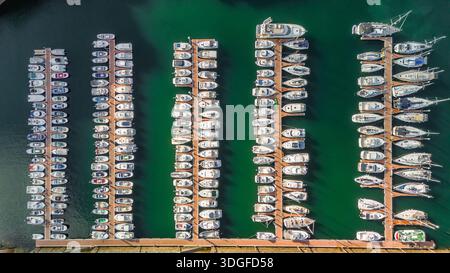 Blick von oben nach unten auf die Boote, die in der Marina vor Anker liegen Stockfoto