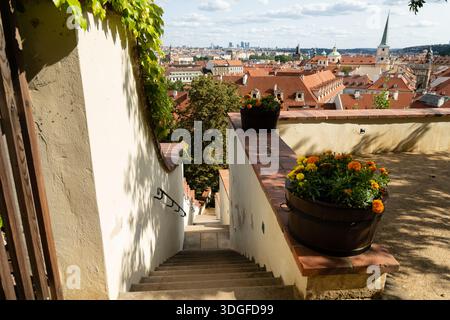 Treppe im Prager Schlosspark mit Panoramablick auf die Dächer der Prager Altstadt und historische Architektur am Mittag. Stockfoto