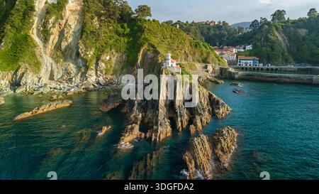 Leuchtturm von Cudillero auf den Felsenklippen in Asturien Stockfoto