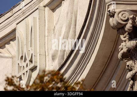 Der Tryzub an der Fassade des Gebäudes des Außenministeriums in Kiew. Das ukrainische Nationalsymbol ersetzte ein sowjetisches Symbol als Teil von decommunizati Stockfoto