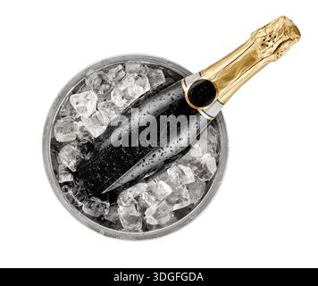 Die Flasche liegt auf Champagnereimern auf, wobei Eis auf weiß isoliert ist. Draufsicht Stockfoto