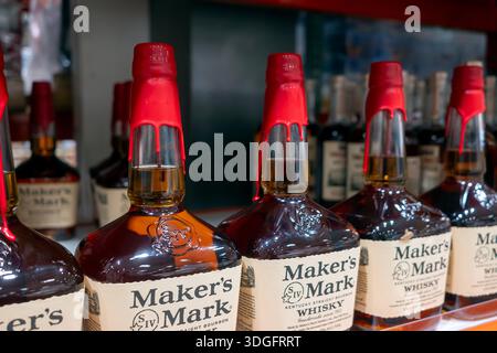 Flaschen mit Maker's Mark Whisky in einem Lebensmittelgeschäft Stockfoto