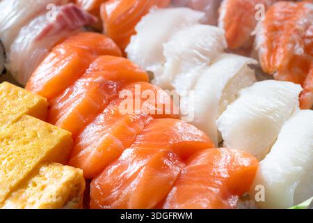 Sushi-Überladung: Hochwertige Nahaufnahme der Sushi-Auswahl in hoher Detailtiefe Stockfoto