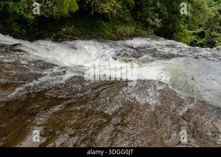 Rushing River Rapids Über Rocky Cascade Stockfoto