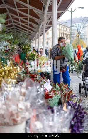 Bilbao, Spanien – 21. November 2021: Ein Verkäufer mit Gesichtsmaske bereitet einen „Ramos Navidenos“, einen traditionellen Weihnachtsstrauß, für die bevorstehende Weihnachtssee vor Stockfoto