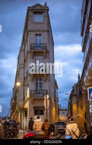 Bordeaux, Frankreich - 23. November 2021: Schmales, dreieckiges Gebäude in der Rue Canihac mit klassischer Architektur mit schmiedeeisernen Balkonen und i Stockfoto