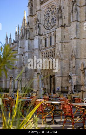 Ein Café im Freien neben der Kathedrale von Bordeaux (Cathedrale Saint-Andre) bietet zahlreiche leere Tische und Stühle mit zusammenklappbaren Sonnenschirmen. Bordeaux, Giro Stockfoto