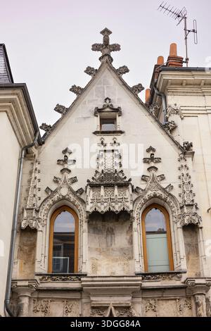 Majestätischer historischer Steinbaugiebel mit komplizierten gotischen Schnitzereien und einem Kreuz steht in Tours France und schafft eine wunderschöne klassische mittelalterliche Stadt Stockfoto