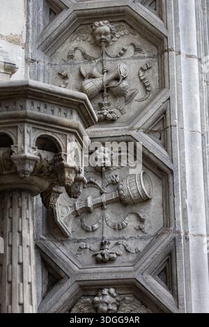 Aus nächster Nähe sehen Sie komplizierte Steinschnitzereien von Cherubs mit Musikinstrumenten an der Wand von Eglise Saint Symphorien in Tours France, die eine Schönheit schaffen Stockfoto