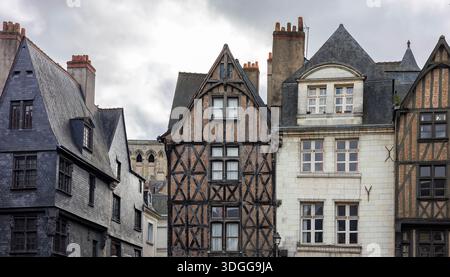 Historisches, mit schwarzem Schieferboden gedecktes Haus und Fachwerkgebäude stehen am Place Plumereau in Tours Frankreich und schaffen eine wunderschöne mittelalterliche Stadtarchitektur Stockfoto