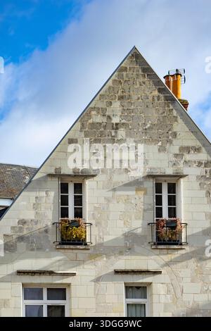 Historischer weißer Steingiebel mit Fenstern und Blumenkästen steht vor dem blauen Himmel in Tours France und schafft eine wunderschöne traditionelle Medieva Stockfoto