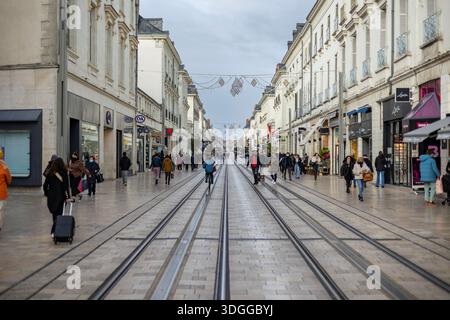 Tours, Frankreich - 26. November 2021: Großer Blick auf die Einkaufsstraße Rue nationale mit Straßenbahnschienen und Weihnachtsgirlanden-Dekorationen in Tours France Stockfoto