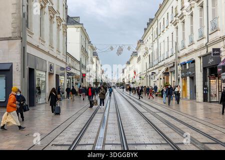 Tours, Frankreich - 26. November 2021: Großer Blick auf die Einkaufsstraße Rue nationale mit Straßenbahnschienen und Weihnachtsgirlanden-Dekorationen in Tours France Stockfoto