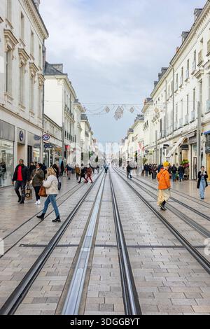 Tours, Frankreich - 26. November 2021: Großer Blick auf die Einkaufsstraße Rue nationale mit Straßenbahnschienen und Weihnachtsgirlanden-Dekorationen in Tours France Stockfoto
