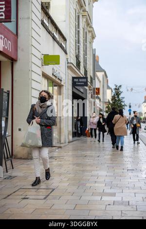 Tours, Frankreich - 26. November 2021: Großer Blick auf die Einkaufsstraße Rue nationale mit Straßenbahnschienen und Weihnachtsgirlanden-Dekorationen in Tours France Stockfoto
