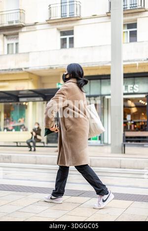Tours, Frankreich - 26. November 2021: Großer Blick auf die Einkaufsstraße Rue nationale mit Straßenbahnschienen und Weihnachtsgirlanden-Dekorationen in Tours France Stockfoto
