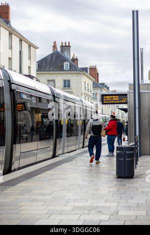 Tours, Frankreich - 26. November 2021: Menschen warten an der Straßenbahnhaltestelle in der Einkaufsstraße Rue nationale in Tours France auf den modernen elektrischen F Stockfoto