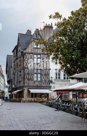 Tours, Frankreich - 26. November 2021: Historische Fachwerkhäuser mit Schieferdächern und Terrassen im Freien stehen auf dem Place Plumereau in Tours France creati Stockfoto