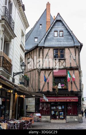 Tours, Frankreich - 26. November 2021: Historische Fachwerkhäuser mit Schieferdächern und Terrassen im Freien stehen auf dem Place Plumereau in Tours France creati Stockfoto